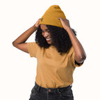 OT Essential Autumn Beanie, Frau trägt simplen gelben Beanie