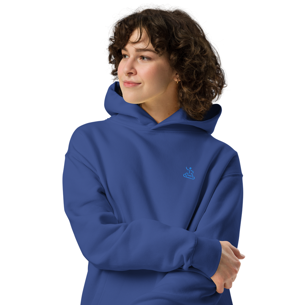 OT Heritage Winter Hoodie, Vorderansicht weibliches Model trägt simplen blauen Winter Hoodie