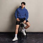 OT Heritage Winter Hoodie, Vorderansicht männliches Model in Studio trägt simplen blauen Winter Hoodie