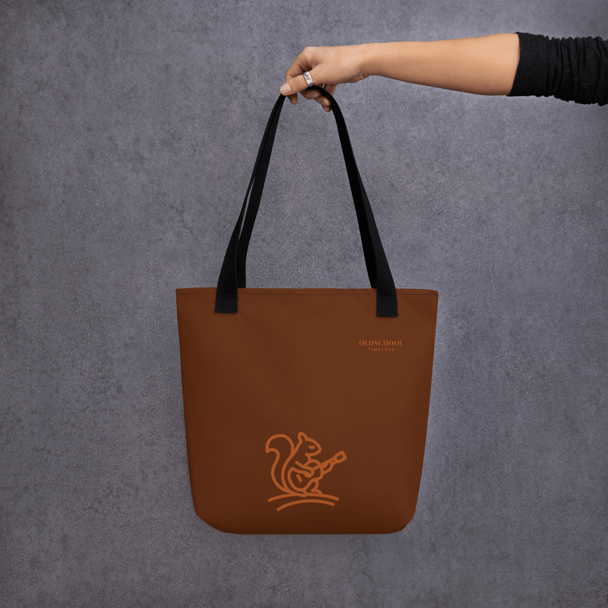 OT Autumn Bag, Vorderansicht, Braune Tasche von Menschen gehalten