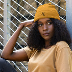 OT Essential Autumn Beanie, Frau trägt simplen gelben Beanie, Vorderansicht