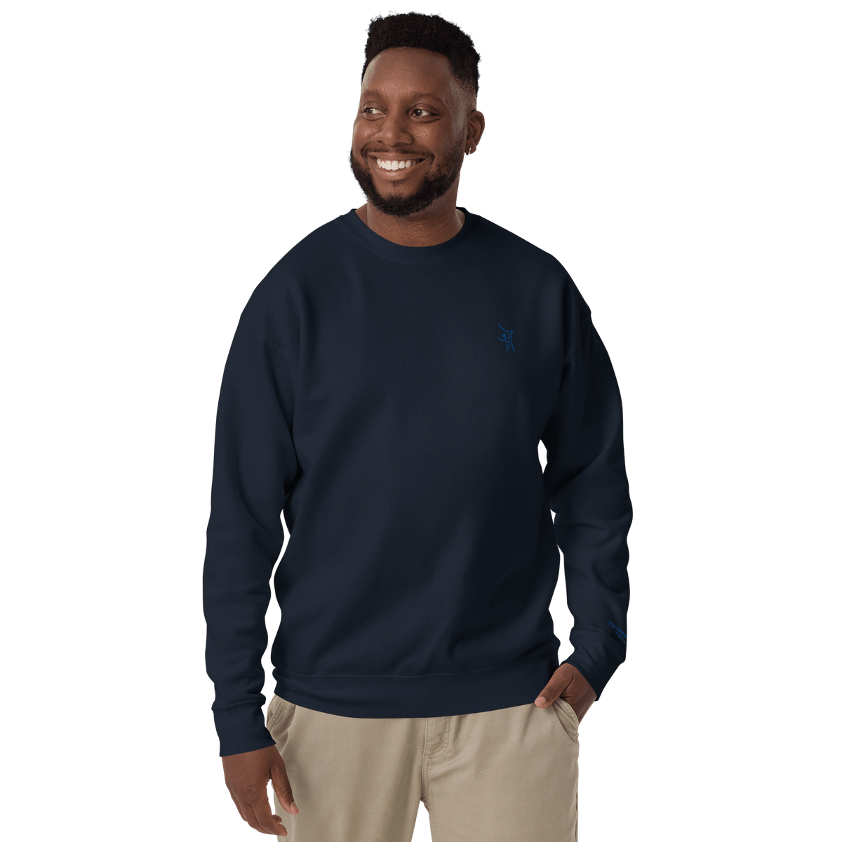 OT Essential Autumn Pullover, Vorderansicht männliches Model trägt simplen navy blauen Pullover