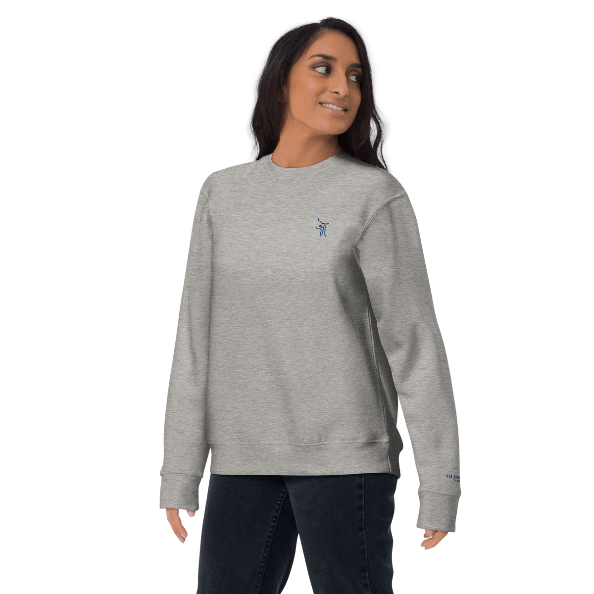 OT Essential Autumn Pullover, Vorderansicht weibliches Model trägt simplen Grauen Pullover