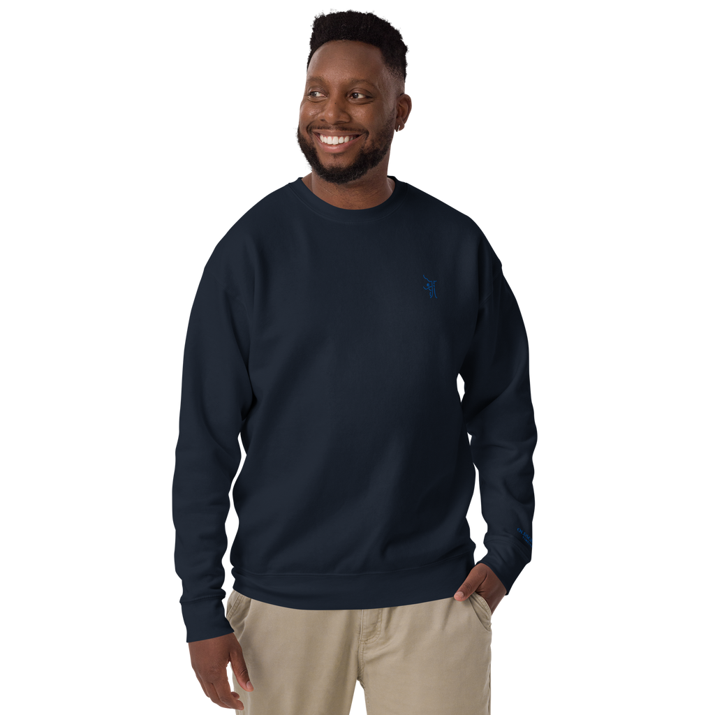 OT Essential Autumn Pullover, Vorderansicht männliches Model trägt simplen navy blauen Pullover